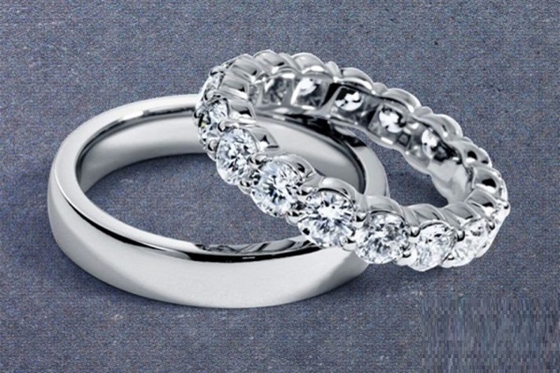 Vàng trắng 750 là vàng 18K, chứa khoảng 75% vàng nguyên chất và được pha hợp kim để tạo màu trắng sáng.