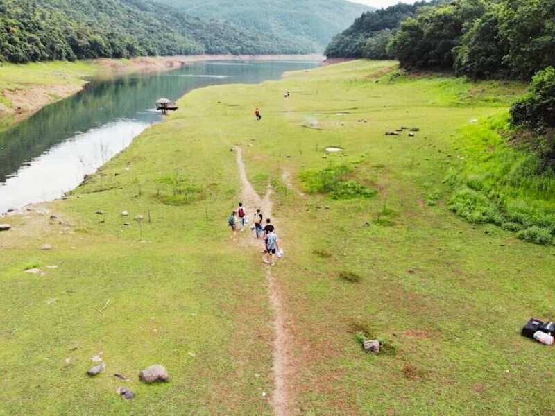 Đồi thấp, đường ven hồ và tuyến gần thành phố là lựa chọn nhẹ nhàng cho chuyến hiking đầu tiên.