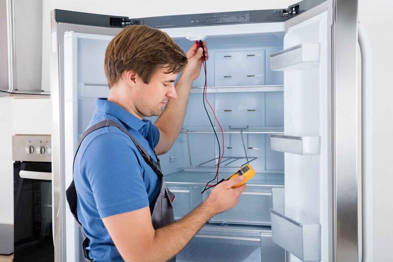 Nếu tủ lạnh chảy nước liên tục, lạnh yếu, kêu to hoặc có dấu hiệu rò điện, người dùng nên gọi thợ kiểm tra sớm. 