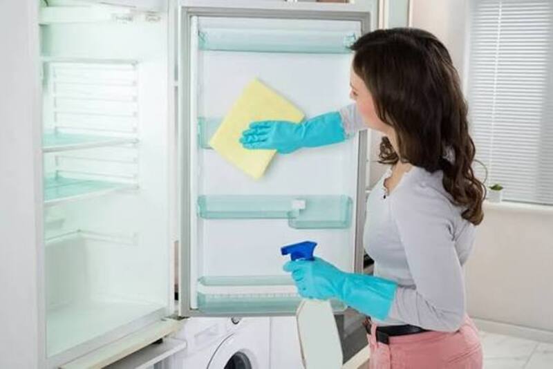 Vệ sinh định kỳ, bảo quản thực phẩm đúng cách và kiểm tra gioăng cửa giúp hạn chế tình trạng tủ lạnh chảy nước. 