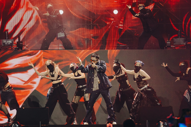 Trong tiếng Việt, concert thường được hiểu là buổi hòa nhạc hoặc buổi biểu diễn âm nhạc trực tiếp. 