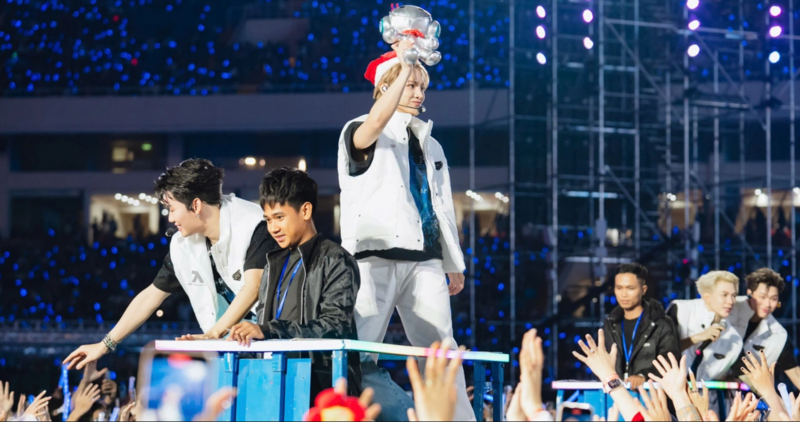 Lightstick, banner và tiếng cổ vũ tạo nên bản sắc riêng của cộng đồng fan tại concert. 