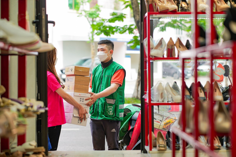Dropshipping giúp người mới thử nghiệm sản phẩm với vốn thấp và không cần tự quản lý kho hàng.