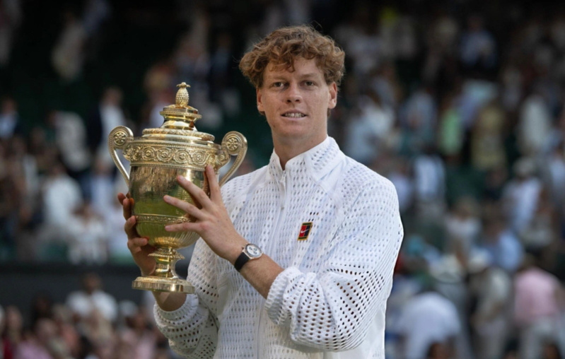 Jannik Sinner vượt qua Alexander Zverev sau bốn set để bảo vệ thành công chức vô địch đơn nam Wimbledon.