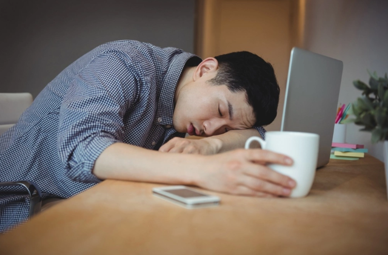 Ngủ kéo dài thường xuyên mà không tỉnh táo có thể liên quan đến giấc ngủ phân mảnh hoặc rối loạn nhịp sinh học