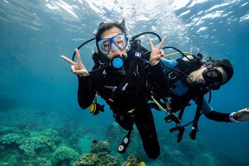 Người mới có thể trải nghiệm scuba diving khi được hướng dẫn trực tiếp và luyện tập các kỹ năng an toàn cơ bản. 