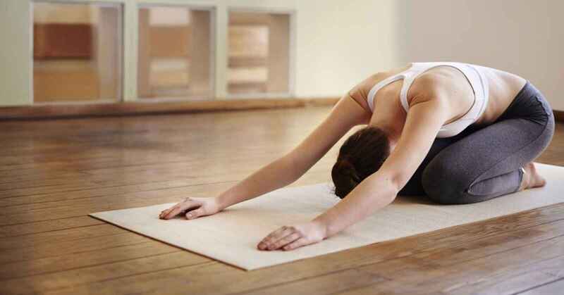 Cố ép cơ thể vào tư thế quá sâu là một trong những lỗi phổ biến khi tập Yoga cho người mới bắt đầu